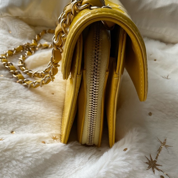 CHANEL REISSUE EAST WEST YELLOW PATENT LEATHER BAG - Picture 16 of 16